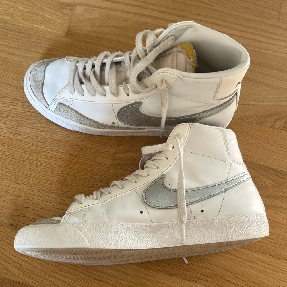 Nike Women’s Blazer Mid ‘77 ‘White Silver Metallic